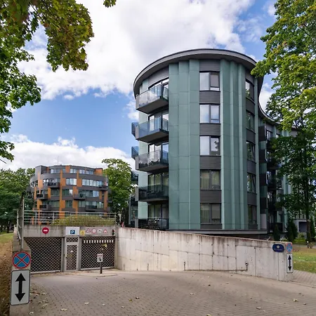 2 Bedroom Apt, 2 Garage Spots & Balconies, Self Check-in, By Cohost Apartment *