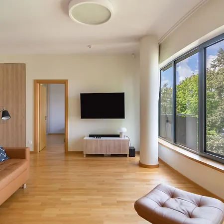 2 Bedroom Apt, 2 Garage Spots & Balconies, Self Check-in, By Cohost *