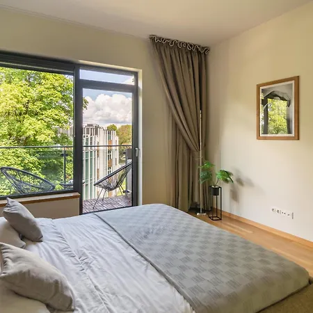 2 Bedroom Apt, 2 Garage Spots & Balconies, Self Check-in