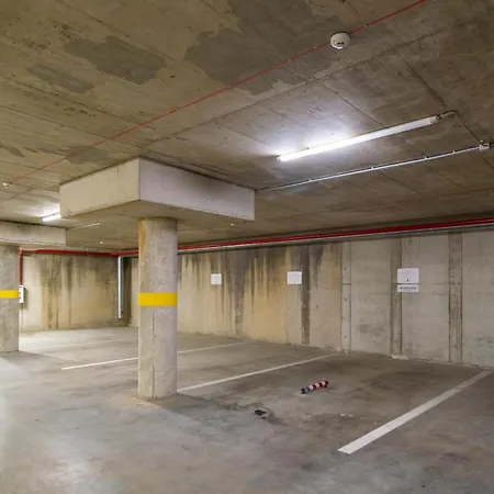 2 Bedroom Apt, 2 Garage Spots & Balconies, Self Check-in *