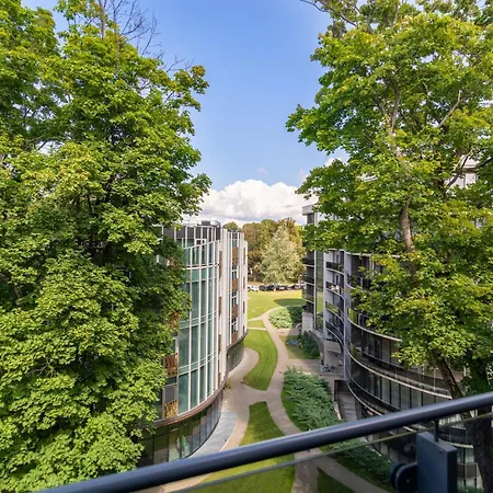 2 Bedroom Apt, 2 Garage Spots & Balconies, Self Check-in, By Cohost Apartment