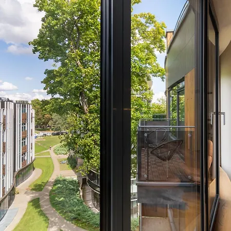 2 Bedroom Apt, 2 Garage Spots & Balconies, Self Check-in *