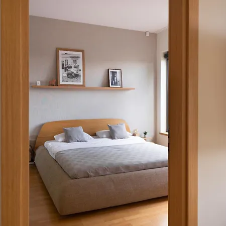 2 Bedroom Apt, 2 Garage Spots & Balconies, Self Check-in, By Cohost