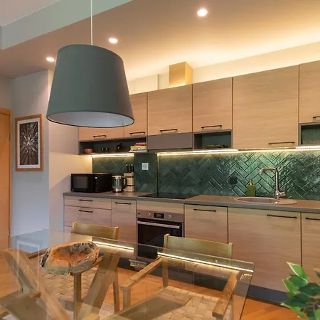 2 Bedroom Apt, 2 Garage Spots & Balconies, Self Check-in, By Cohost Apartment