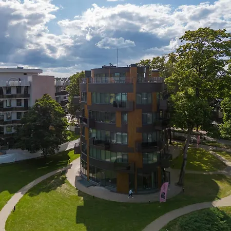 2 Bedroom Apt, 2 Garage Spots & Balconies, Self Check-in *