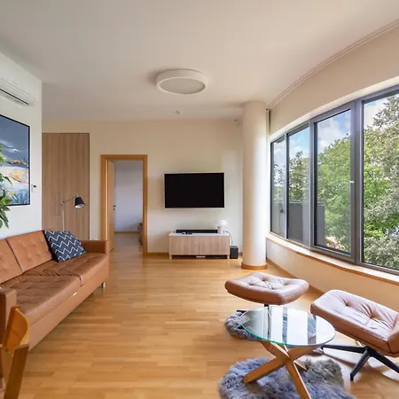 Apartment 2 Bedroom Apt, 2 Garage Spots & Balconies, Self Check-in, By Cohost