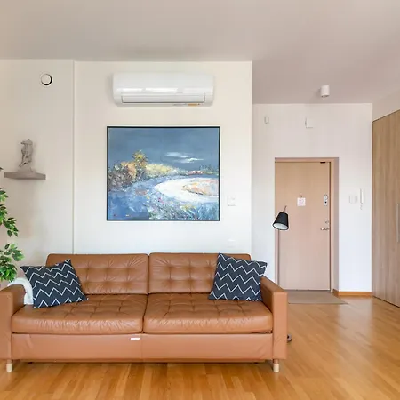 2 Bedroom Apt, 2 Garage Spots & Balconies, Self Check-in, By Cohost