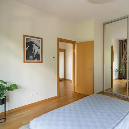 Apartment 2 Bedroom Apt, 2 Garage Spots & Balconies, Self Check-in, By Cohost