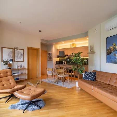 Apartment 2 Bedroom Apt, 2 Garage Spots & Balconies, Self Check-in, By Cohost *