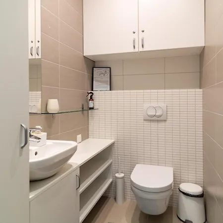 2 Bedroom Apt, 2 Garage Spots & Balconies, Self Check-in, By Cohost *