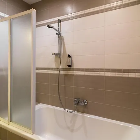 2 Bedroom Apt, 2 Garage Spots & Balconies, Self Check-in, By Cohost